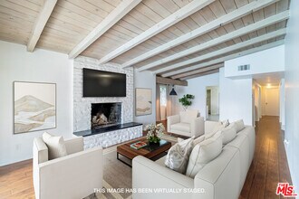 5652 Fallbrook Ave in Los Angeles, CA - Building Photo - Building Photo