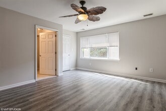 West Gate Apartments of Caldwell in Caldwell, NJ - Foto de edificio - Building Photo