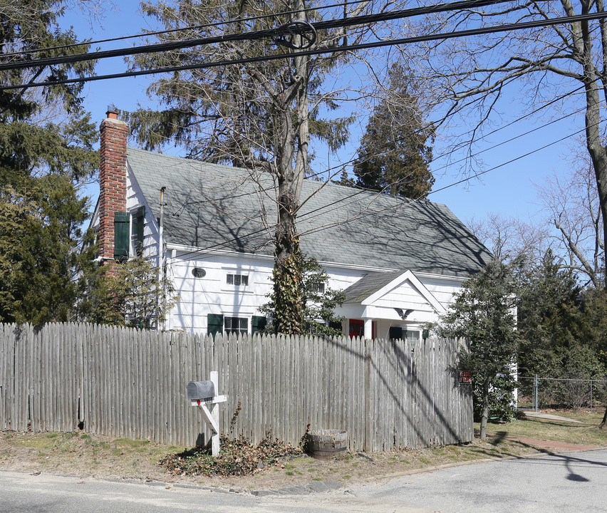 Baylis House Apartments in Melville, NY - Building Photo