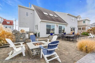 304 Cutter Ln in Mantoloking, NJ - Building Photo