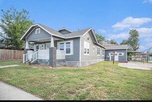 7449 Walker St in Houston, TX - Building Photo