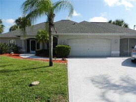 589 Rotonda Cir in Rotonda West, FL - Building Photo