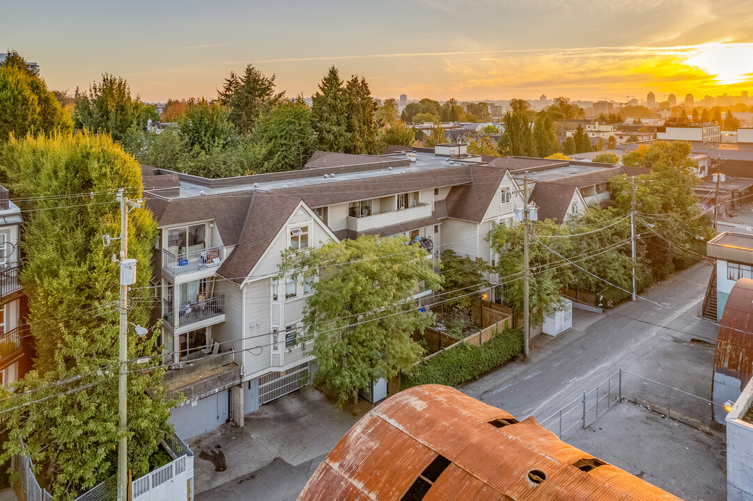 1725 E Pender St in Vancouver, BC - Building Photo