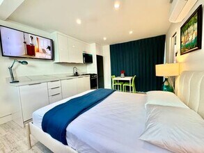 1421 E Seal Way in Seal Beach, CA - Building Photo - Building Photo