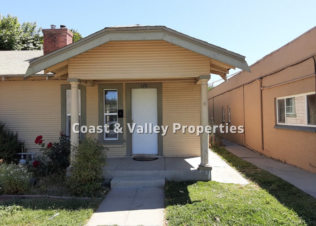 120-122 N Mildred Ave in King City, CA - Building Photo