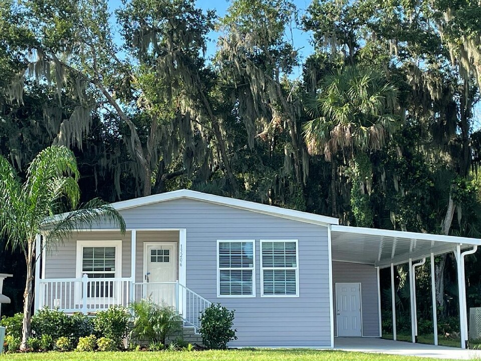 13206 Grape Ave in Grand Island, FL - Foto de edificio