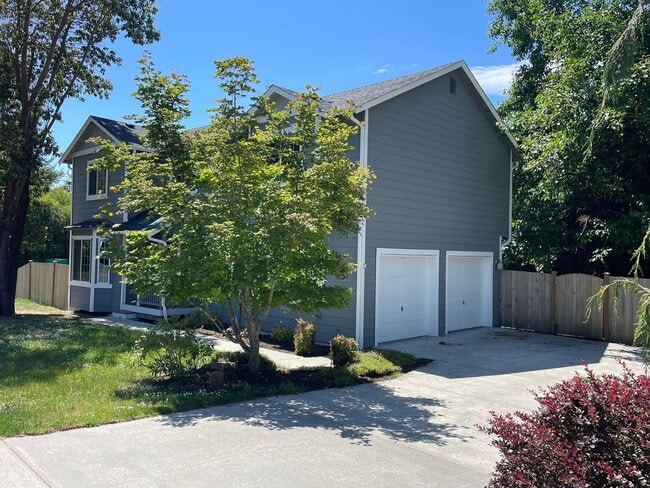 102 NE Albion St in Coupeville, WA - Building Photo - Building Photo