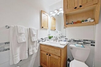 711 Eberhart Ln in Austin, TX - Foto de edificio - Building Photo