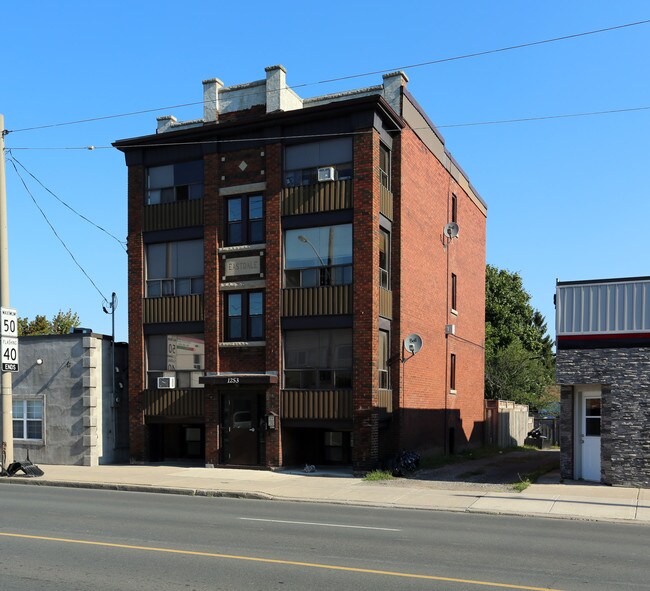 1253 Main St E in Hamilton, ON - Building Photo - Primary Photo