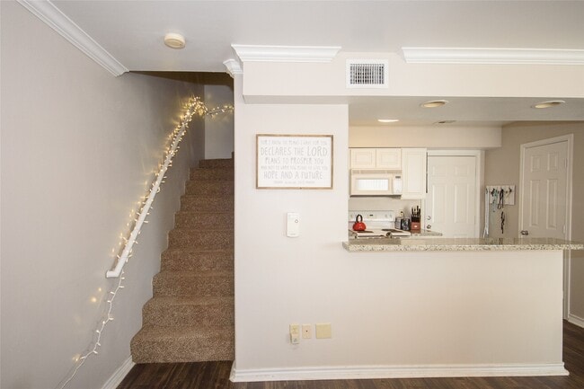 property at 1527 Creekside Ln