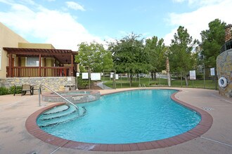 Cuestas Apartment Homes in Las Cruces, NM - Foto de edificio - Building Photo