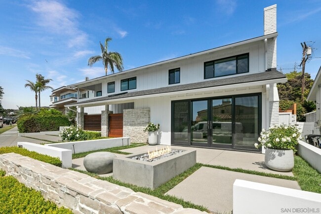 8471 El Paseo Grande in San Diego, CA - Foto de edificio - Building Photo