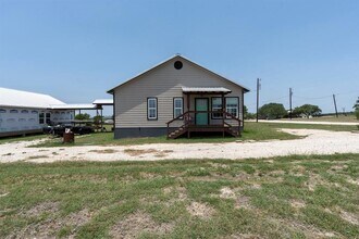 101 Delgado St in Maxwell, TX - Foto de edificio - Building Photo