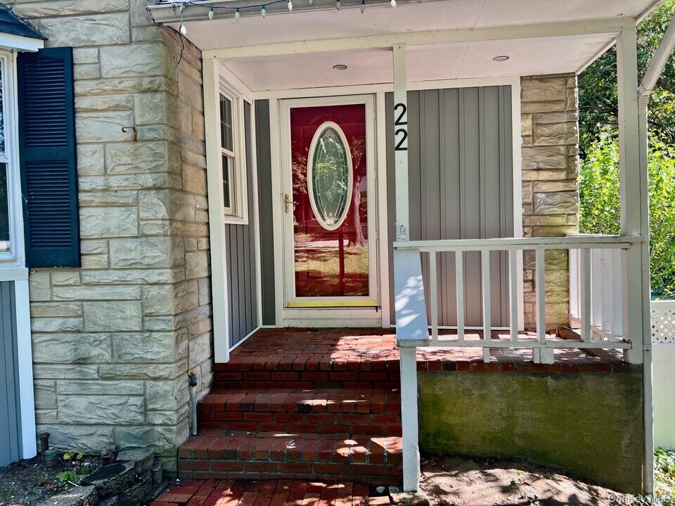 22 Bayberry Ln in Northport, NY - Building Photo