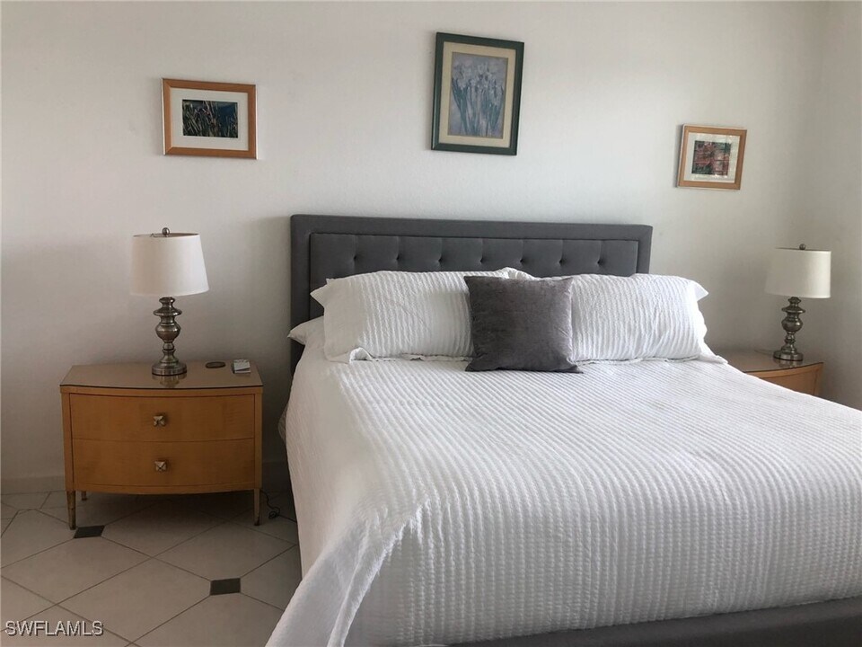 2383 Ravenna Blvd in Naples, FL - Building Photo