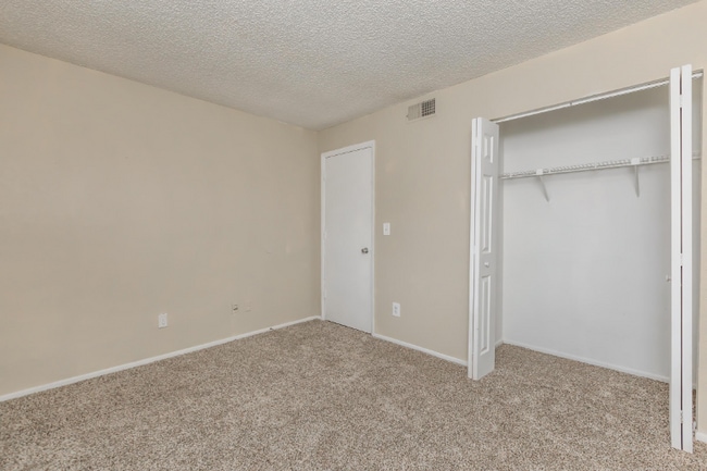 7770 Starkey Rd in Seminole, FL - Foto de edificio - Building Photo