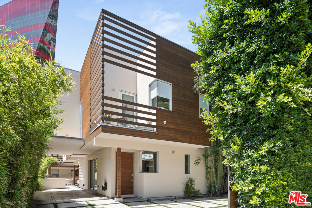 719 Huntley Dr in West Hollywood, CA - Building Photo