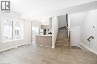 8 Renfrew Trl in Welland, ON - Building Photo - Building Photo