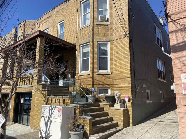 property at 1402 8th St