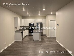 9574 Crowning Dr in West Des Moines, IA - Foto de edificio - Building Photo