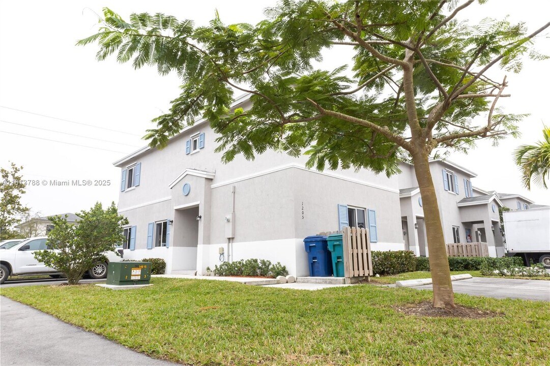 1205 NW 3rd Ln in Florida City, FL - Building Photo