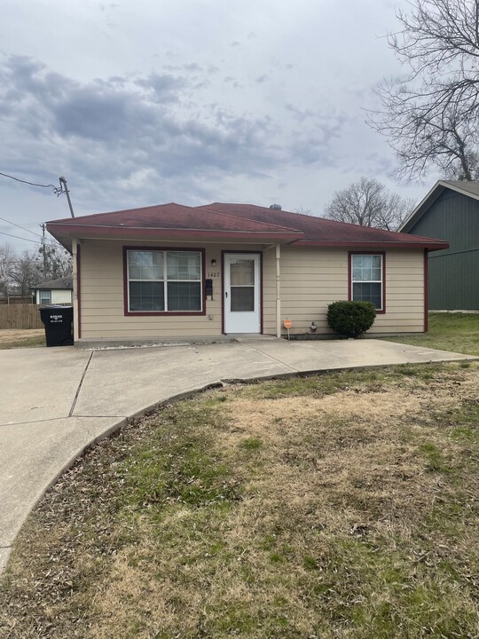 1407 Hemphill St in Greenville, TX - Building Photo