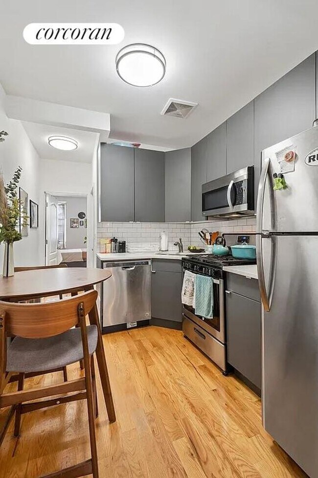 210 Green St in Brooklyn, NY - Building Photo - Building Photo