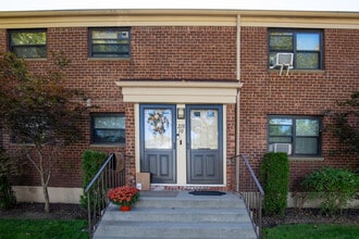 Windsor Oak in Oakland Gardens, NY - Building Photo - Building Photo