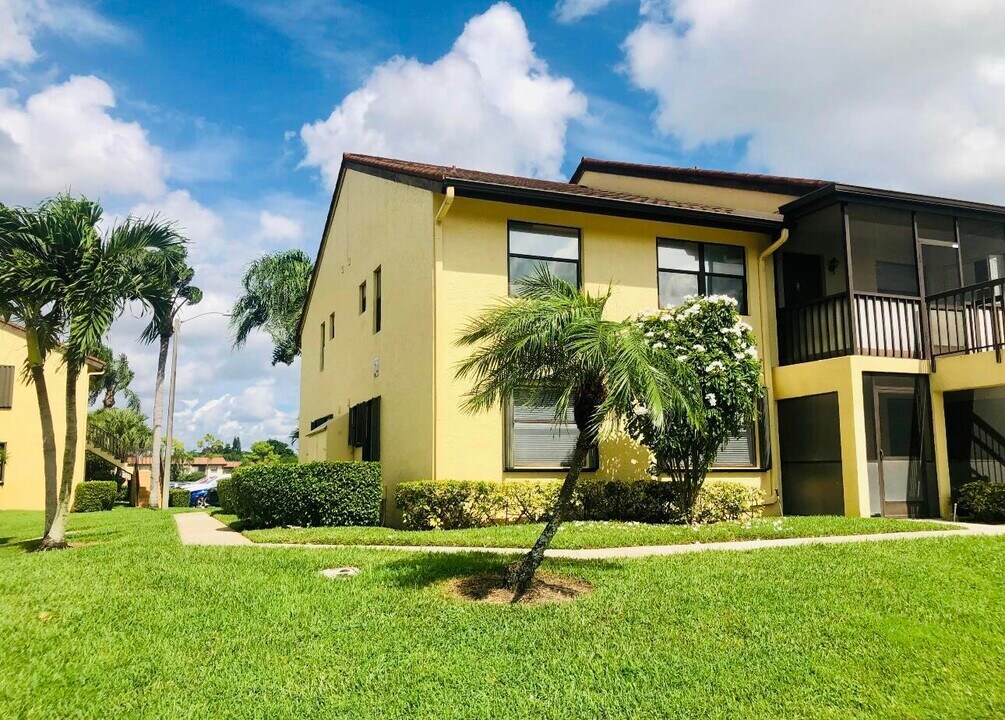 4695 Lucerne Lakes Blvd E in Greenacres, FL - Building Photo