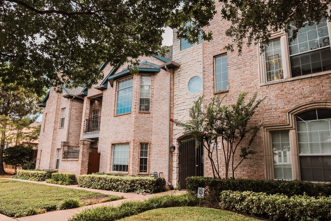 Franconia Court in Dallas, TX - Building Photo - Building Photo