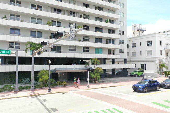 Royal Atlantic Condo in Miami Beach, FL - Building Photo - Building Photo