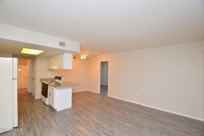 3002 E Waltann Ln-Unit -4 in Phoenix, AZ - Building Photo - Building Photo