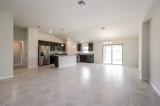 1046 Citrus Ave S in Lehigh Acres, FL - Foto de edificio - Building Photo
