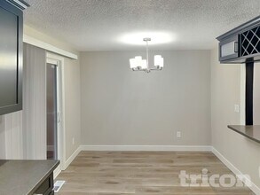 13525 SE 120th Way in Clackamas, OR - Foto de edificio - Building Photo