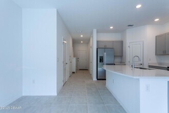 326 Riverfront Wy in Edgewater, FL - Foto de edificio - Building Photo