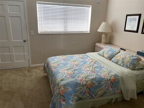 467 Golden Isles Dr in Hallandale Beach, FL - Foto de edificio - Building Photo