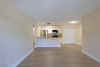 5331 Summerlin Rd in Ft. Myers, FL - Foto de edificio - Building Photo