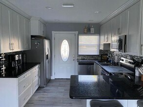 1011 59th Ave N in St. Petersburg, FL - Building Photo - Building Photo
