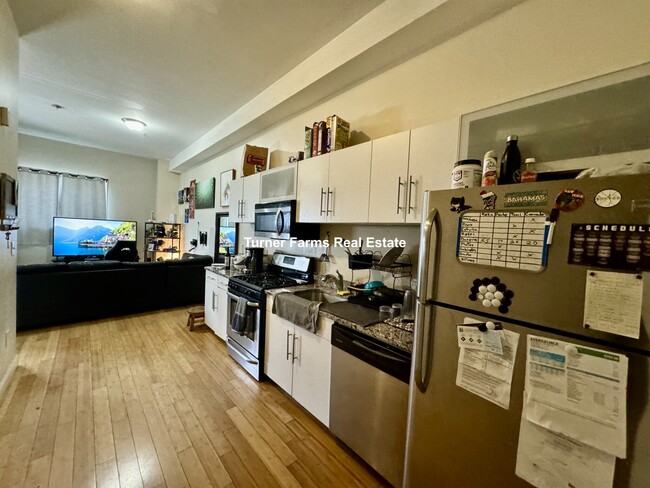 47 Orleans St, Unit 1 in Boston, MA - Foto de edificio - Building Photo