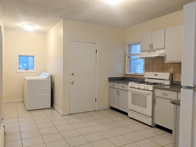 83 Yorktown St, Unit 1 in Somerville, MA - Foto de edificio - Building Photo