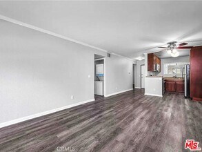 5565 Canoga Ave in Los Angeles, CA - Building Photo - Building Photo