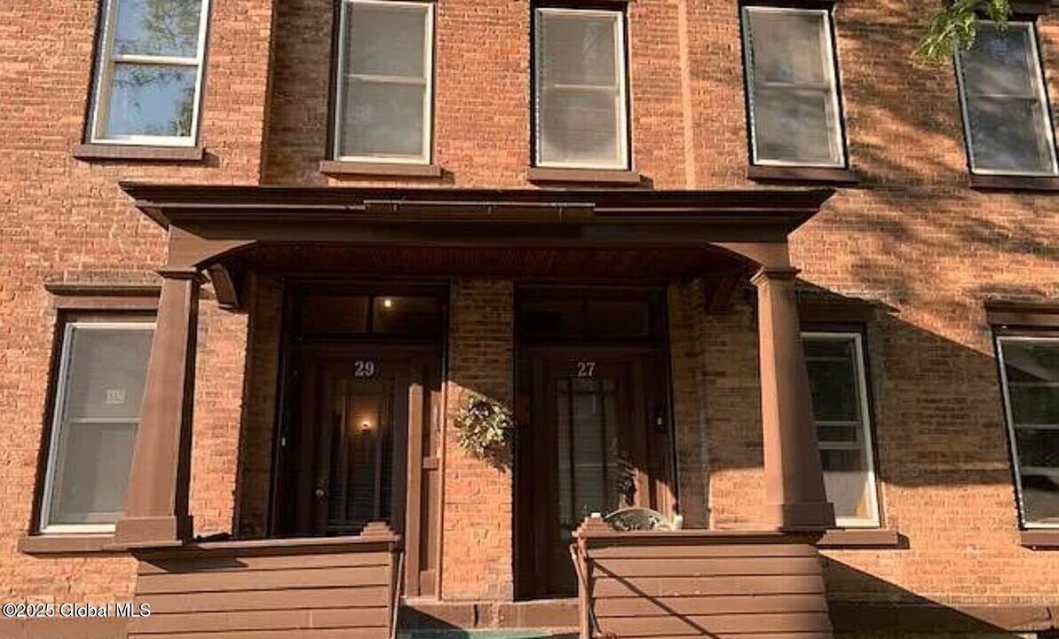 27 Vliet St in Cohoes, NY - Building Photo