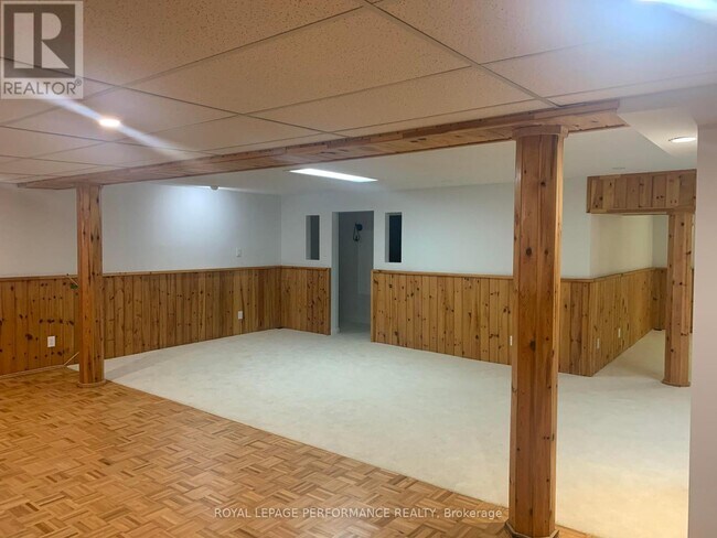 6136 Voyageur Dr in Ottawa, ON - Building Photo - Building Photo