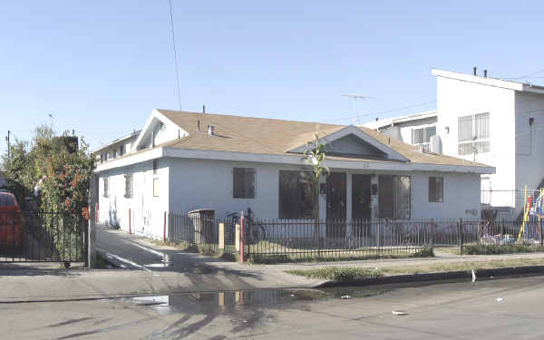 2221-2225 Lewis Ave in Long Beach, CA - Foto de edificio