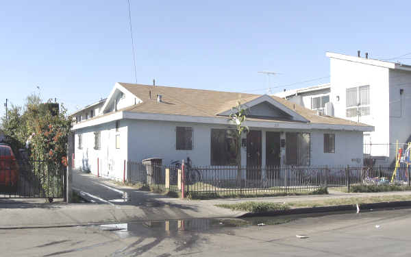 2221-2225 Lewis Ave in Long Beach, CA - Building Photo