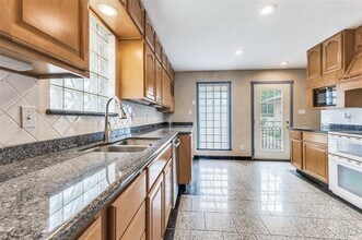 9210 Larchwood Dr in Dallas, TX - Building Photo - Building Photo