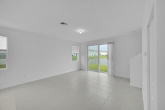 548 Rivergrass St in Port St. Lucie, FL - Building Photo - Building Photo