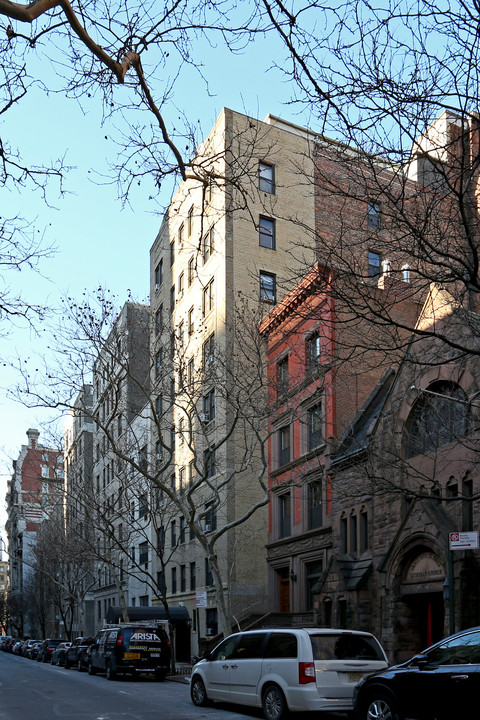 133 W 71st St in New York, NY - Building Photo