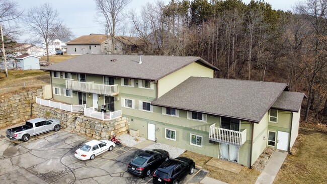 Spartan Drive Apartments in McFarland, WI - Foto de edificio - Building Photo