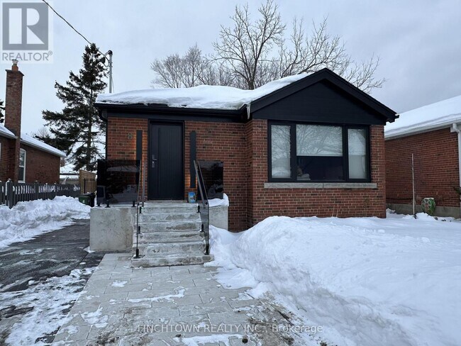 8 Yarn Rd in Toronto, ON - Building Photo - Building Photo